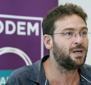 Albano Dante Fachin habla con los medios en una rueda de prensa Albano Dante Fachin habla con los medios en una rueda de prensa