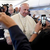 El Papa Francisco en el avión camino de Polonia