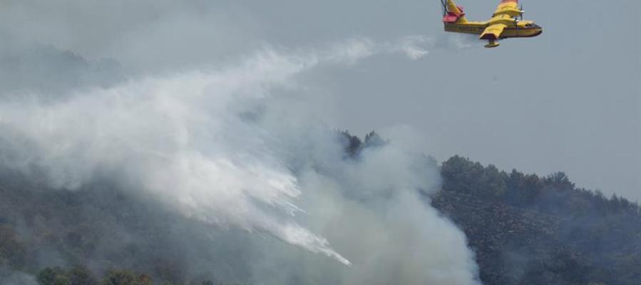 Medios aéreos trabajan en la extinción del incendio en el Parque Natural de Castellón Medios aéreos trabajan en la extinción del incendio en el Parque Natural de Castellón