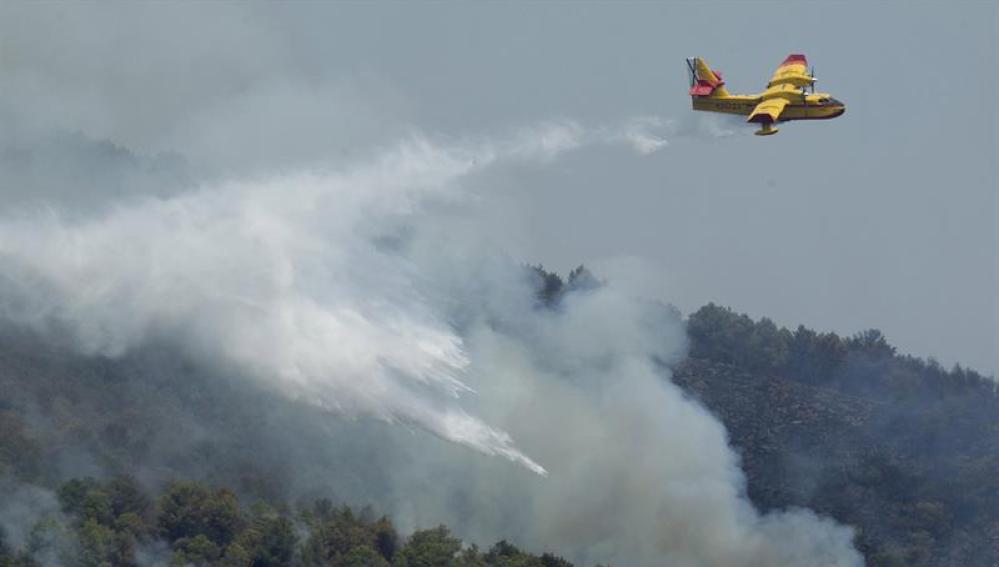 Medios aéreos trabajan en la extinción del incendio en el Parque Natural de Castellón
