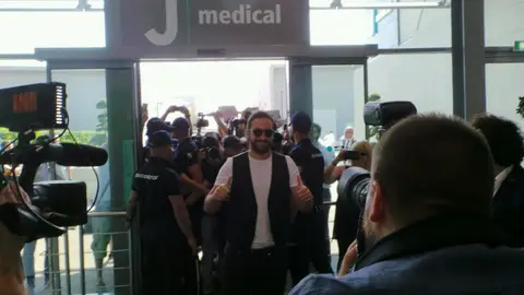 Gonzalo Higuaín, a su llegada a Turín Gonzalo Higuaín, a su llegada a Turín