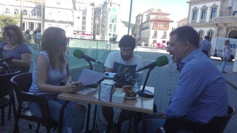 Susana Pedreira entrevista a Jacobo Moreira en la terraza de A Devesa
