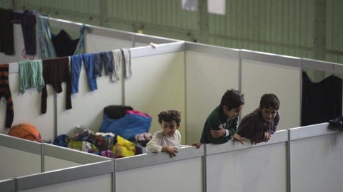 Un grupo de ni&ntilde;os refugiados juega en una de las habitaciones de un albergue en Berl&iacute;n