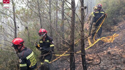 Efectivos de bomberos en los trabajos de extincion del incendio forestal de Artana.