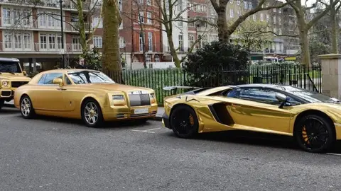 Golden Cars de lujo en plena calle Golden Cars de lujo en plena calle