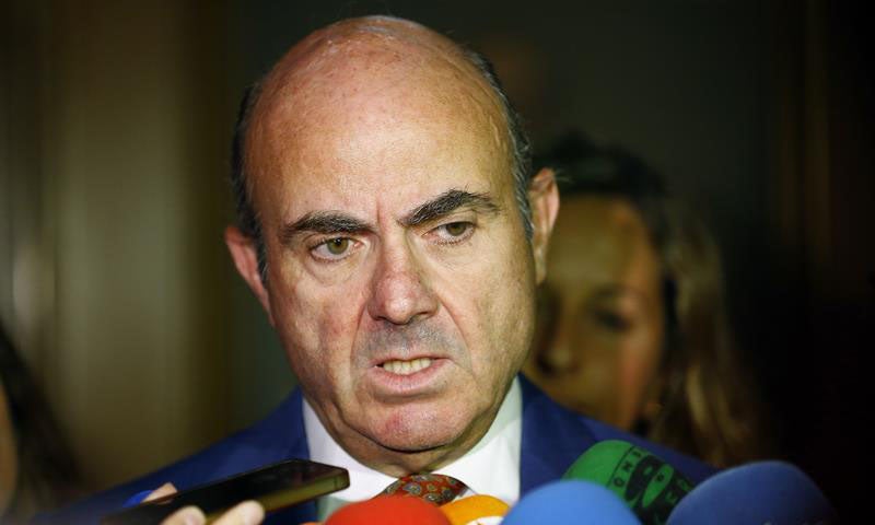 De Guindos ve "perfectamente realizables" los nuevos objetivos de déficit sin ajustes adicionales De Guindos ve "perfectamente realizables" los nuevos objetivos de déficit sin ajustes adicionales