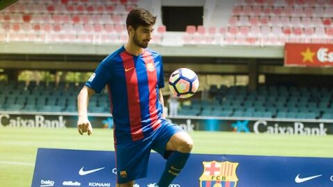 Andr&eacute; Gomes da toques al bal&oacute;n en su presentaci&oacute;n en el Camp Nou