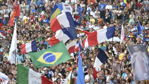 Varios peregrinos durante la santa misa inaugural de la XXXI Jornada Mundial de la Juventud (JMJ) en Cracovia, Polonia. Varios peregrinos durante la santa misa inaugural de la XXXI Jornada Mundial de la Juventud (JMJ) en Cracovia, Polonia.