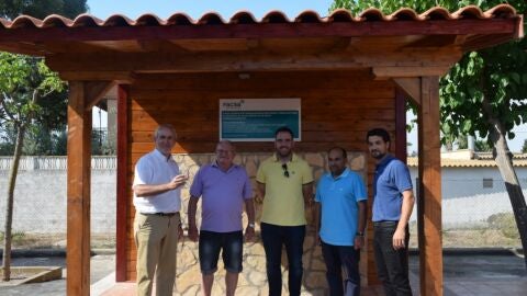 El concejal de Ordenaci&oacute;n del Territorio, Movilidad y &Aacute;rea Metropolitana del Ayuntamiento de Castell&oacute;n, Rafael Sim&oacute;, junto con el Jefe de Servicio de FACSA en Castell&oacute;n, Manuel Breva, han inaugurado hoy una nueva fuente p&uacute;blica de &oacute;smosis inversa.