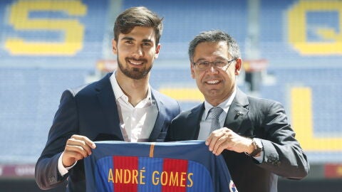 Andr&eacute; Gomes posa con la camiseta del Barcelona junto a Bartomeu