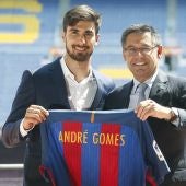 André Gomes posa con la camiseta del Barcelona junto a Bartomeu