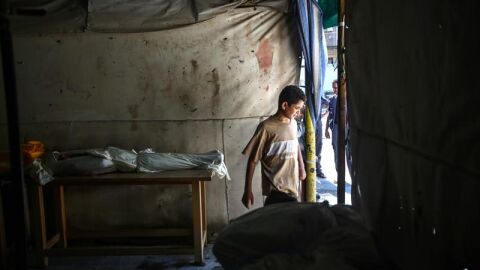 Un ni&ntilde;o sale de una morgue en Douma (Siria)