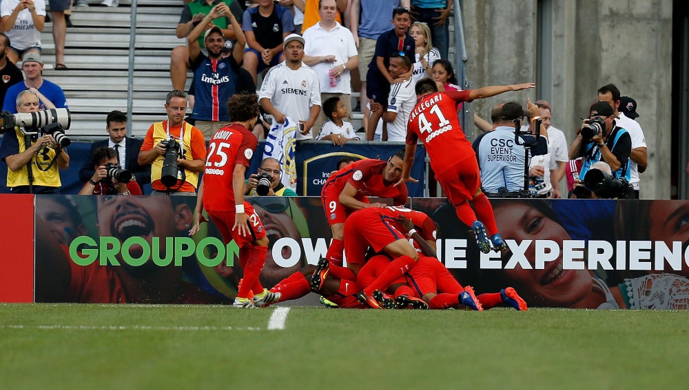 Los jugadores del PSG celebran uno de los goles ante el Madrid