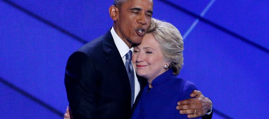 Barack Obama abraza a Hillary Clinton en una convención del partido. Barack Obama abraza a Hillary Clinton en una convención del partido.