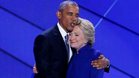 Barack Obama abraza a Hillary Clinton en una convenci&oacute;n del partido. 