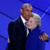 Barack Obama abraza a Hillary Clinton en una convención del partido. 