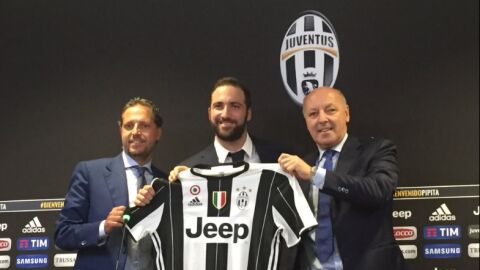 Higua&iacute;n, presentado como jugador de la Juventus