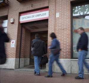 Varias personas entran a una oficina de empleo Varias personas entran a una oficina de empleo