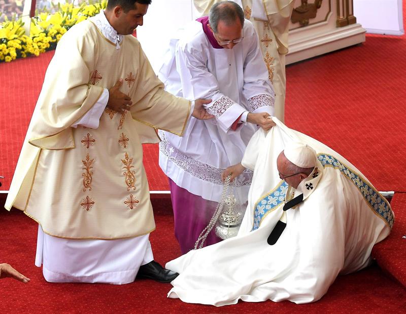 Aparatosa caída del Papa Francisco en el santuario de Czestochowa Aparatosa caída del Papa Francisco en el santuario de Czestochowa