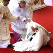 Aparatosa caída del papa Francisco.