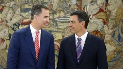Pedro S&aacute;nchez y el rey Felipe VI, reunidos en Moncloa.