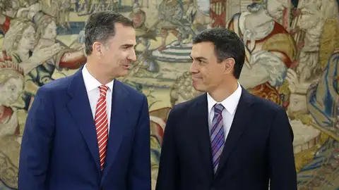 Pedro Sánchez y el rey Felipe VI, reunidos en Moncloa. Pedro Sánchez y el rey Felipe VI, reunidos en Moncloa.