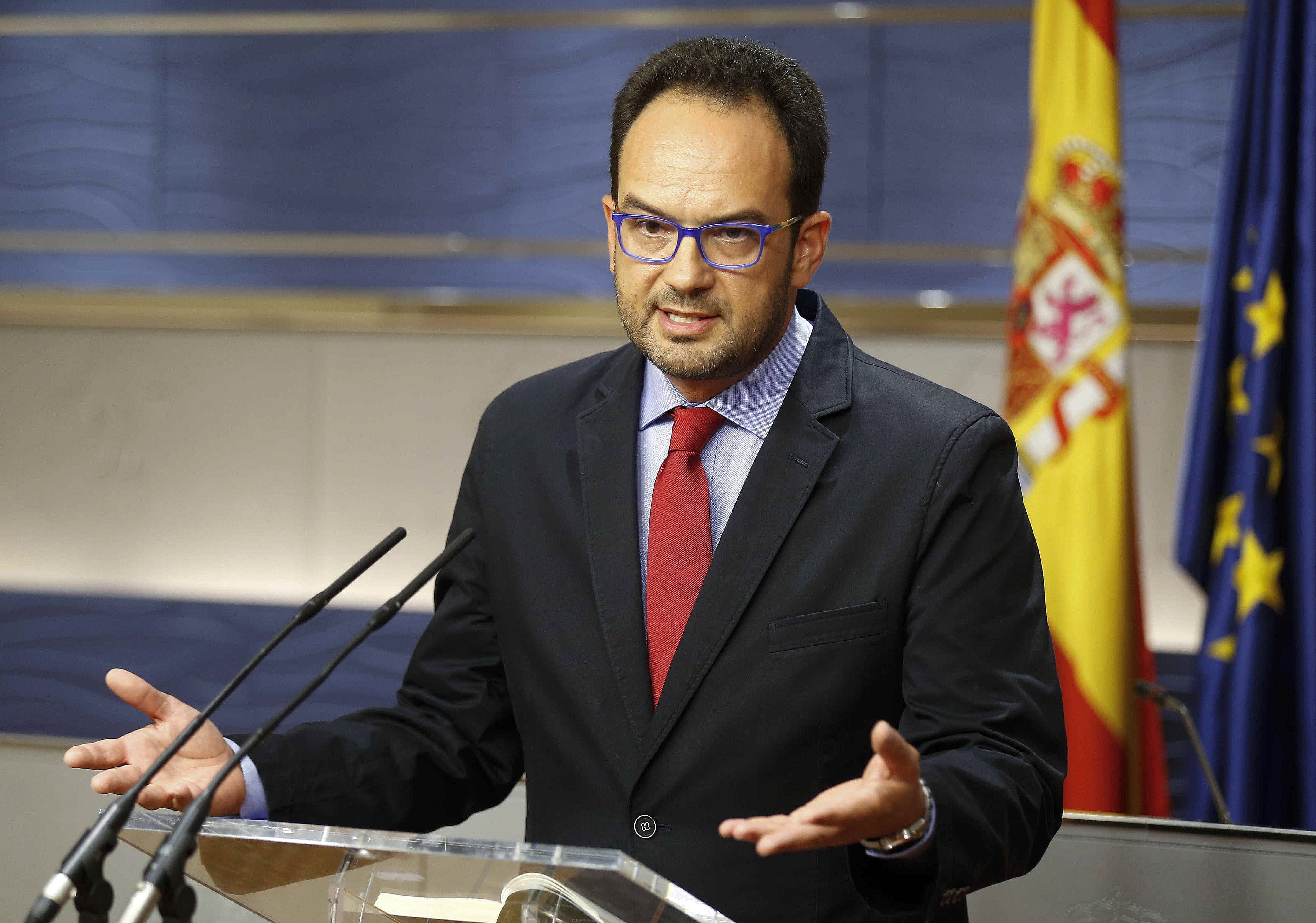 Antonio Hernando, sobre la subida del salario mínimo: "En un mes, tras habernos abstenido, hemos conseguido cosas importantes" Antonio Hernando, sobre la subida del salario mínimo: "En un mes, tras habernos abstenido, hemos conseguido cosas importantes"