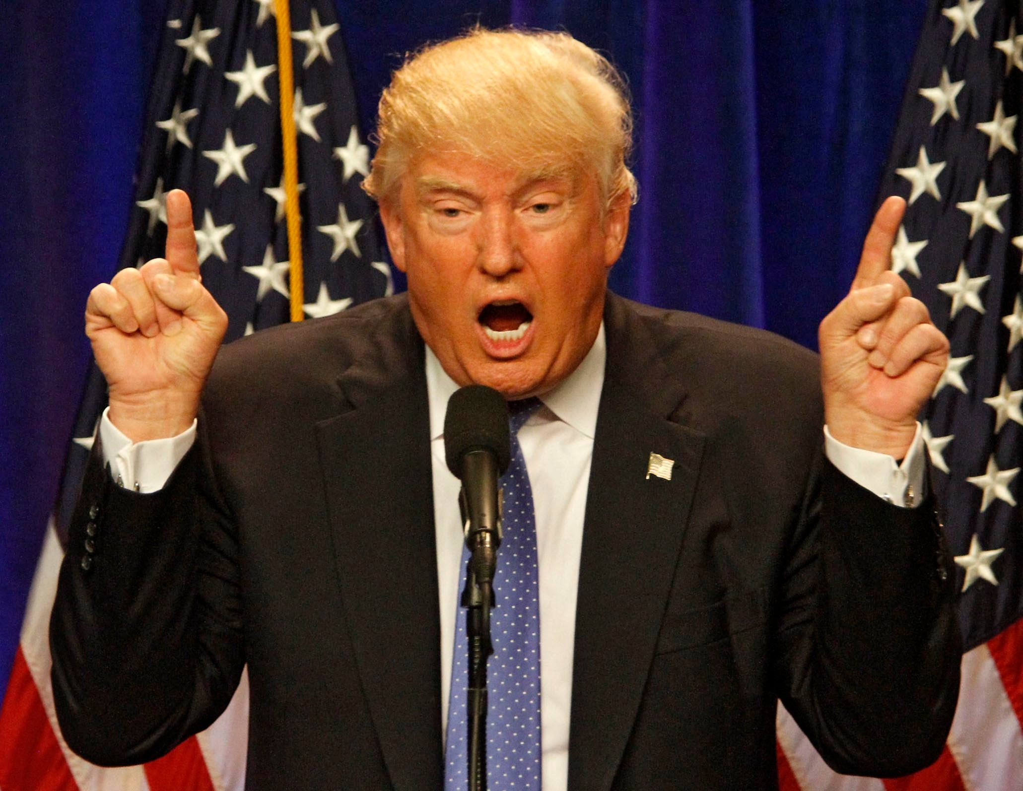 Clinton acusa a Trump de violar leyes de EEUU por explorar negocios en Cuba Clinton acusa a Trump de violar leyes de EEUU por explorar negocios en Cuba