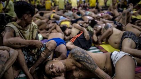 Frame 6.307292 de: Casi 4.000 presos malviven en una c&aacute;rcel de Manila en Filipinas