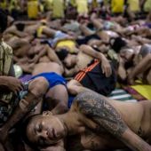 Frame 6.307292 de: Casi 4.000 presos malviven en una cárcel de Manila en Filipinas
