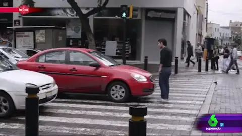 Frame 64.42633 de: Anna Simon sobre el vídeo del hombre que frena a un coche en un paso de cebra:"Podría haber salido mal" Frame 64.42633 de: Anna Simon sobre el vídeo del hombre que frena a un coche en un paso de cebra:"Podría haber salido mal"