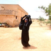Una mujer siria se quita el niqab