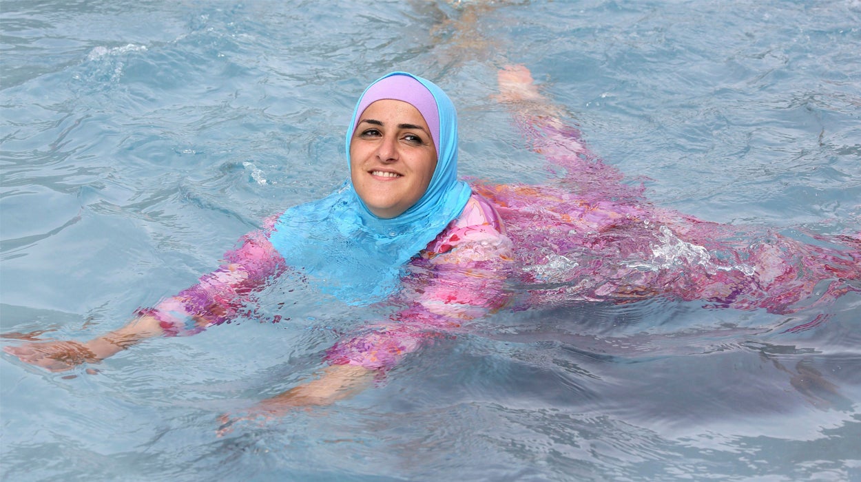 Piden a una mujer que se bañó en burkini en una piscina francesa que pague la desinfección del agua y una compensación Piden a una mujer que se bañó en burkini en una piscina francesa que pague la desinfección del agua y una compensación