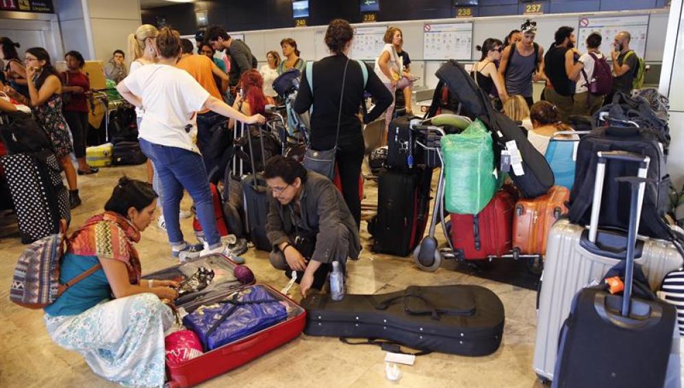 Viajeros mexicanos permanecen en el aeropuerto madrileño de Barajas