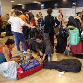 Viajeros mexicanos permanecen en el aeropuerto madrileño de Barajas