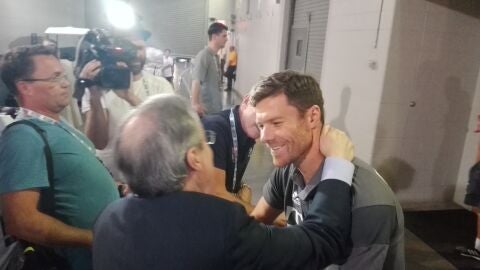 Xabi Alonso saluda a Florentino P&eacute;rez