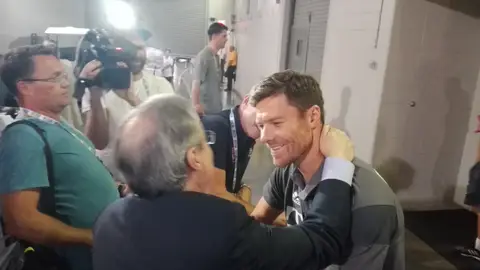 Xabi Alonso saluda a Florentino Pérez Xabi Alonso saluda a Florentino Pérez