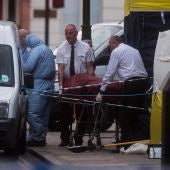 Investigadores retiran un cuerpo en la escena donde una mujer murió en Londres