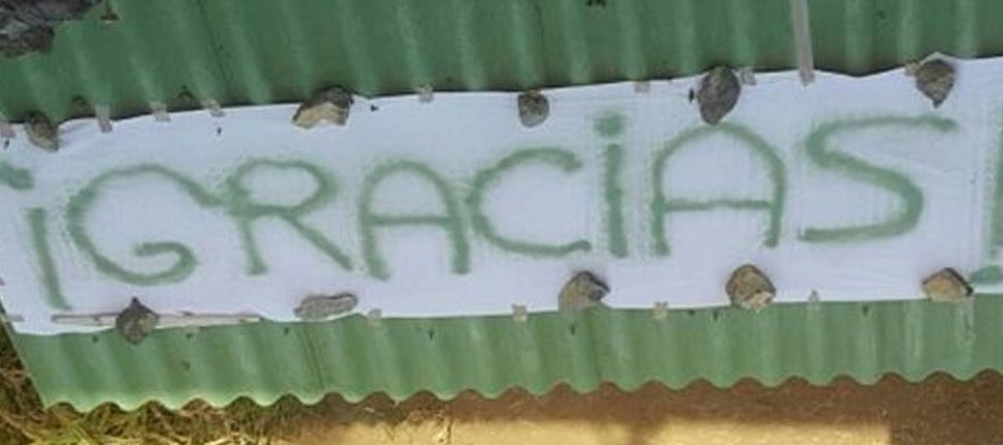 Sábana con la palabra 'Gracias' pintada en una azotea de La Palma Sábana con la palabra 'Gracias' pintada en una azotea de La Palma