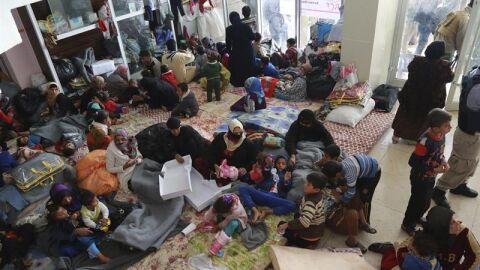 Desplazados iraqu&iacute;es permanecen en un refugio temporal de la ciudad de Makhmur en Irak.