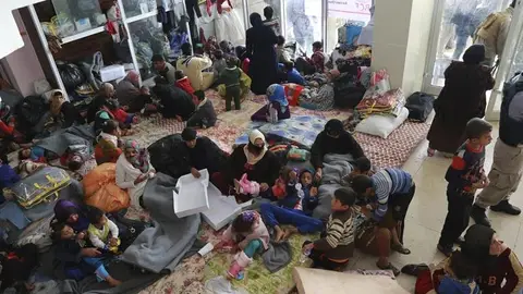 Desplazados iraquíes permanecen en un refugio temporal de la ciudad de Makhmur en Irak. Desplazados iraquíes permanecen en un refugio temporal de la ciudad de Makhmur en Irak.