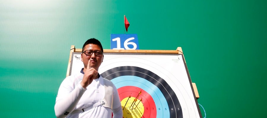 El surcoreano Kim Woojin celebra el nuevo récord del mundo El surcoreano Kim Woojin celebra el nuevo récord del mundo