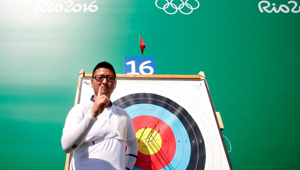 El surcoreano Kim Woojin celebra el nuevo récord del mundo