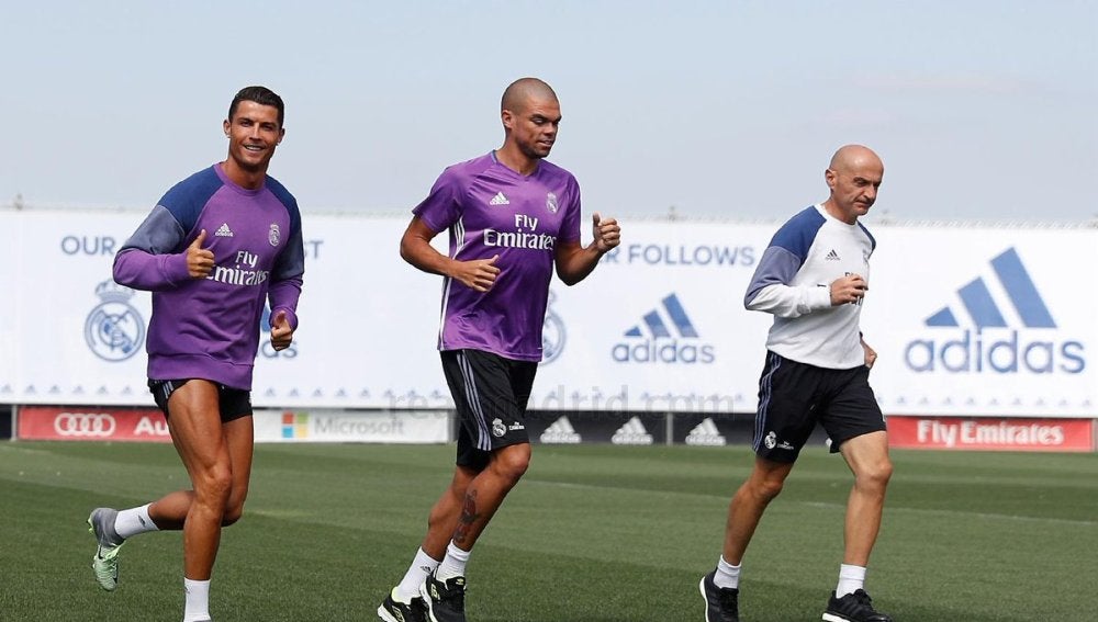 Cristiano Ronaldo calienta en Valdebebas junto a Pepe