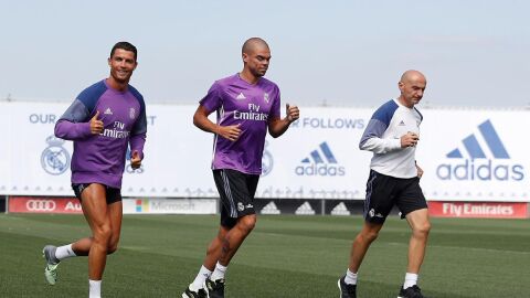 Cristiano Ronaldo calienta en Valdebebas junto a Pepe