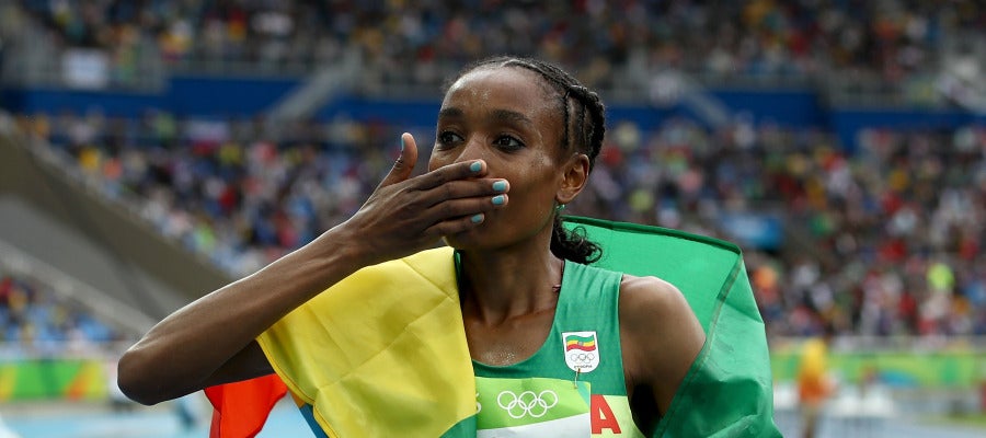 Almaz Ayana celebra su oro en Río tras la final de los 10.000 metros Almaz Ayana celebra su oro en Río tras la final de los 10.000 metros