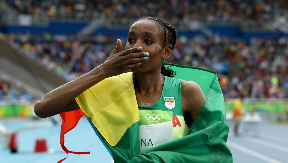 Almaz Ayana celebra su oro en Río tras la final de los 10.000 metros