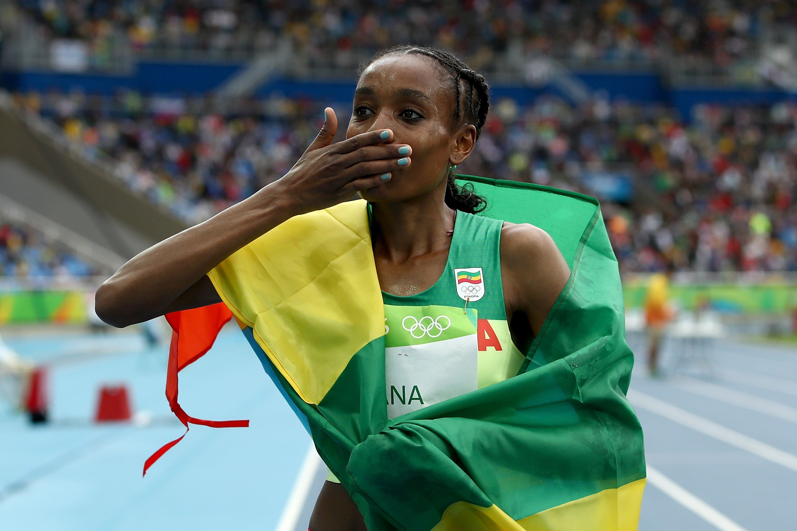 Almaz Ayana, primer oro y nuevo récord mundial de 10.000 metros con 29:17:45 Almaz Ayana, primer oro y nuevo récord mundial de 10.000 metros con 29:17:45
