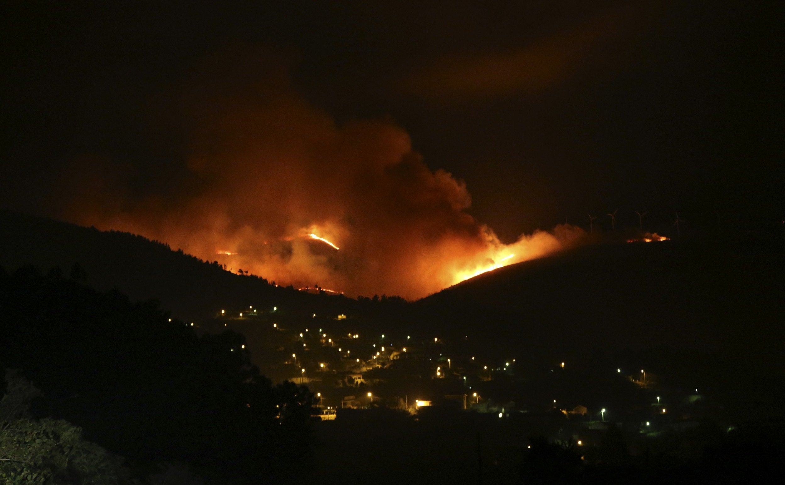 Elevan el nivel de peligrosidad en el incendio del Jerte (Cáceres) Elevan el nivel de peligrosidad en el incendio del Jerte (Cáceres)