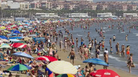 Las playas de Valencia, ocupadas prácticamente en su totalidad Las playas de Valencia, ocupadas prácticamente en su totalidad